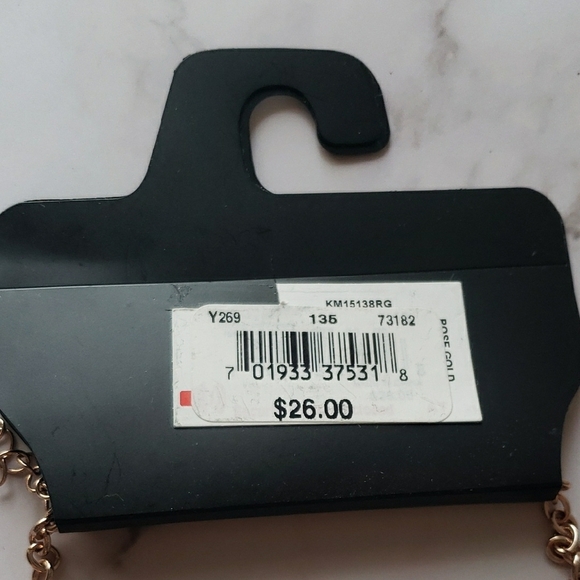 Metal Brand Gold Interlinked Circle Necklace with Delicate Chain - Picture 3 of 6